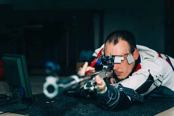 Людина Тренуваннях Спортивної Стрільби Змагань Вільною Гвинтівкою — стокове фото