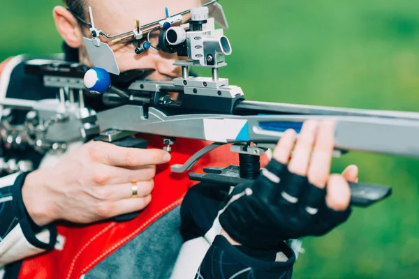 Людина Практикує Змагання Спортивної Стрільби Вільної Гвинтівки — стокове фото