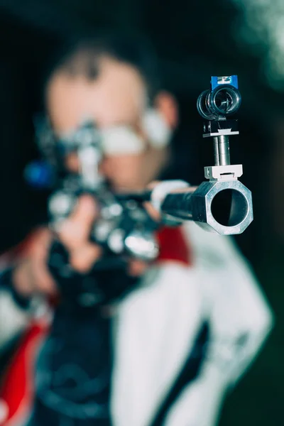 Adam Rekabet Spor Ücretsiz Tüfeği Ile Çekim Için Çalışmıyor — Stok fotoğraf