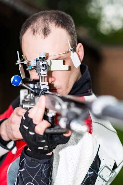 Людина Практикує Змагання Спортивної Стрільби Вільної Гвинтівки — стокове фото