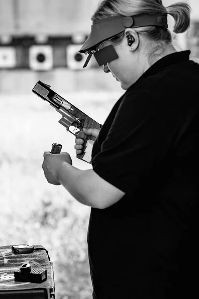 Mujer Tirando Pistola Entrenamiento Tiro Deportivo — Foto de Stock