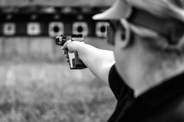 妇女与手枪在体育射击训练 — 图库照片