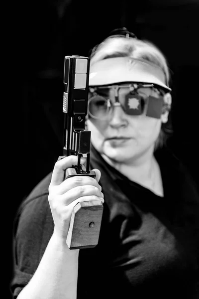 Donna Con Pistola Sulla Formazione Tiro Sportivo — Foto Stock