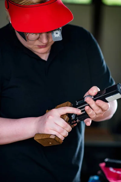 Kobieta Wyciągając Pistolet Sport Strzelanie Treningowe — Zdjęcie stockowe