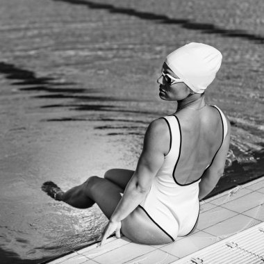 Havuz kenarı şapkalı kadın yüzücü