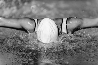 Kadın cankurtaran yüzme havuzunda eğitim. Kelebek stil Yüzme