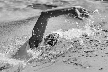 Kadın cankurtaran yüzme havuzunda eğitim. Frontcrawl Yüzme stili