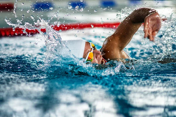 Kvindelig Svømmer Træning Swimmingpoolen Front Crawl Svømning Stil - Stock-foto