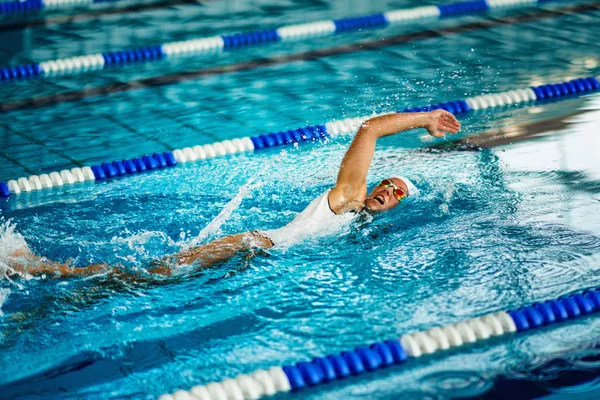 Γυναίκα Κολυμβήτρια Προπόνηση Στην Πισίνα Μπροστά Σέρνομαι Στυλ Κολύμβησης — Φωτογραφία Αρχείου