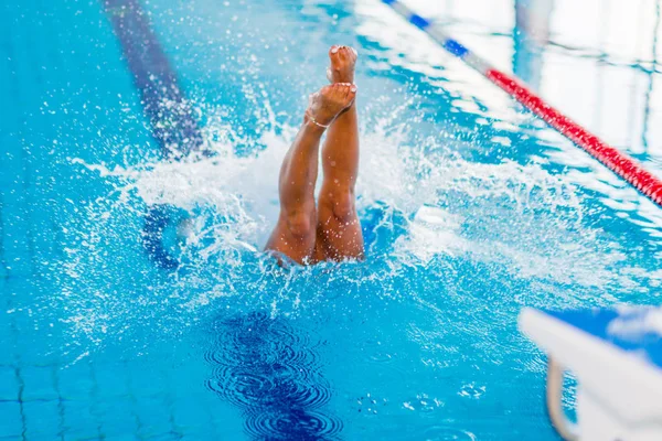 Nuotatrice Che Tuffa Piscina — Foto Stock