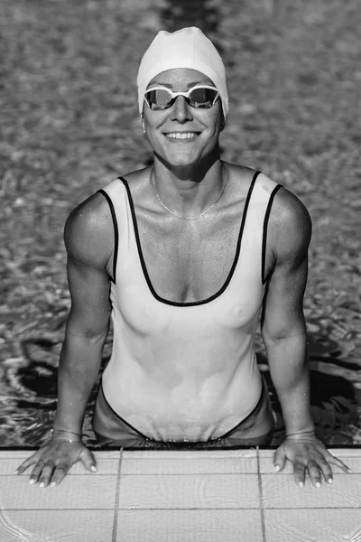 Sorridente Nuotatrice Piscina — Foto Stock