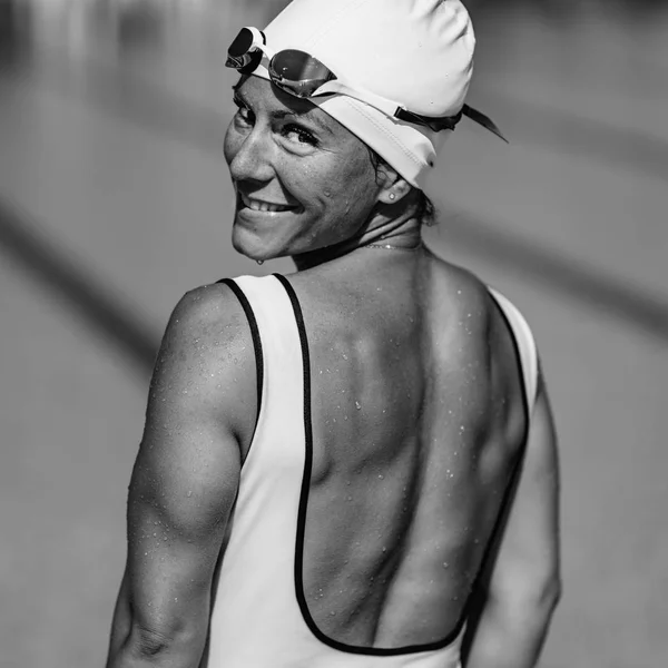 Bayan Yüzücü Havuz Başında Poz Portresi — Stok fotoğraf
