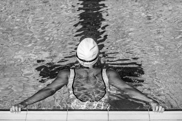 Pohled Zezadu Plavkyně Bazénu — Stock fotografie