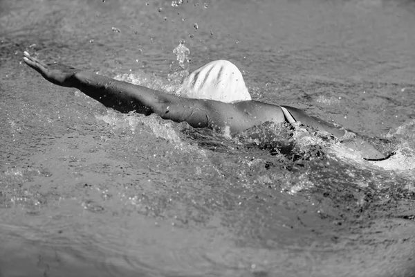 Feminino Nadadora Treinamento Piscina — Fotografia de Stock