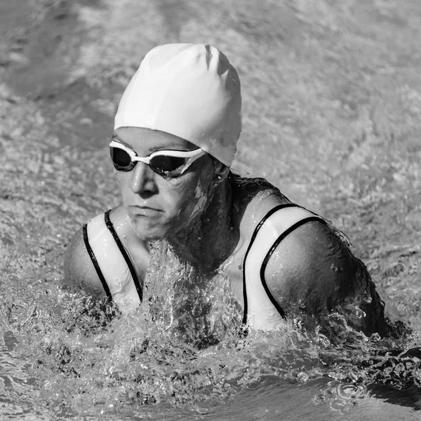 Yüzme Havuzunda Antrenman Yapan Bir Bayan Yüzücü Kurbağalama Yüzme Stili — Stok fotoğraf