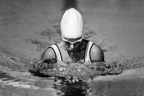 Vrouwelijke Zwemmer Training Het Zwembad Borstslag Zwemmen Stijl — Stockfoto