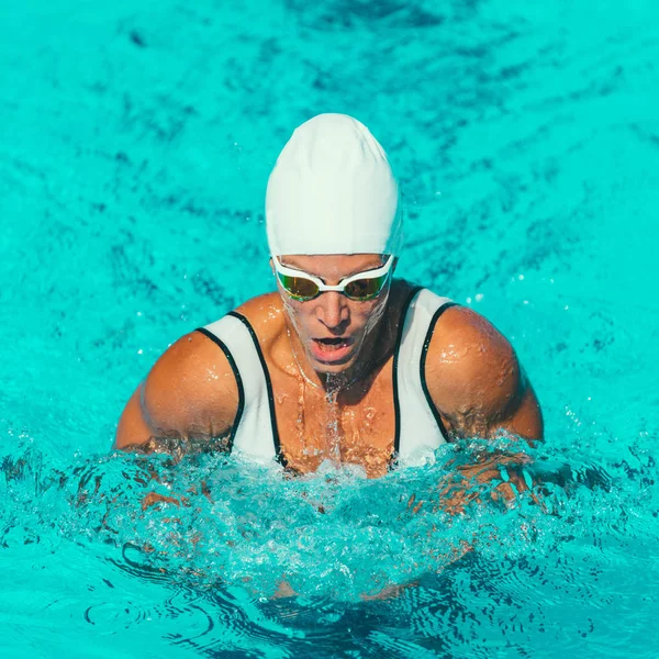 Kvindelig Svømmer Træning Swimmingpoolen Brystsvømning Stil - Stock-foto