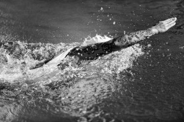 Eğitim sırasında dövmeli kadın açık gezinme yüzücü