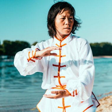 Asyalı kadın Tai Chi açık havada pratik 