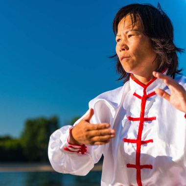 Asyalı kadın Tai Chi açık havada pratik 