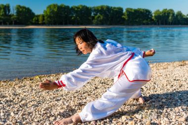 Asyalı kadın Tai Chi açık havada pratik 