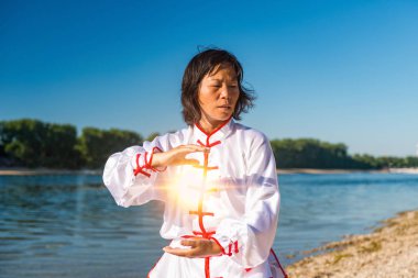 Asyalı kadın Tai Chi açık havada pratik 