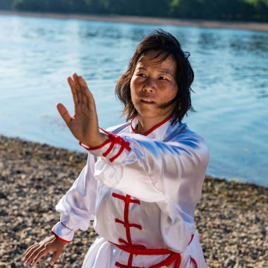 Asyalı kadın Tai Chi açık havada pratik 