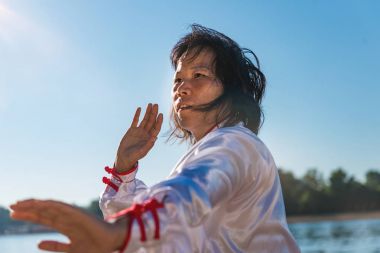 Asyalı kadın Tai Chi açık havada pratik 
