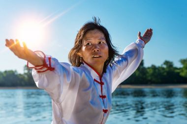 Asyalı kadın Tai Chi açık havada pratik 