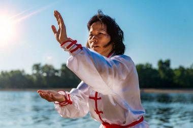 Asyalı kadın Tai Chi açık havada pratik 