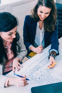 Ofiste toplantı kadın mimarlar 