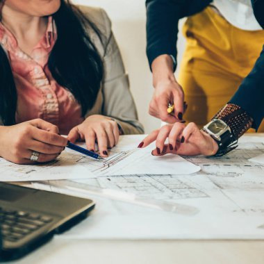 Proje Ofisi açıklayan mimarlar 