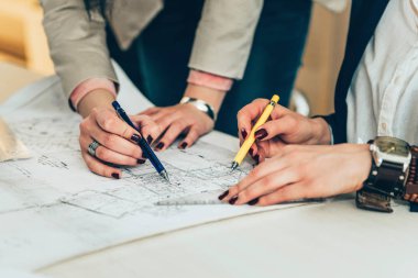 Proje Ofisi açıklayan mimarlar 