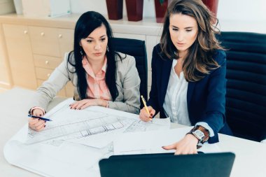 İncelenmesi ve dizüstü bilgisayar kullanarak tartışıyor kadın mimarlar