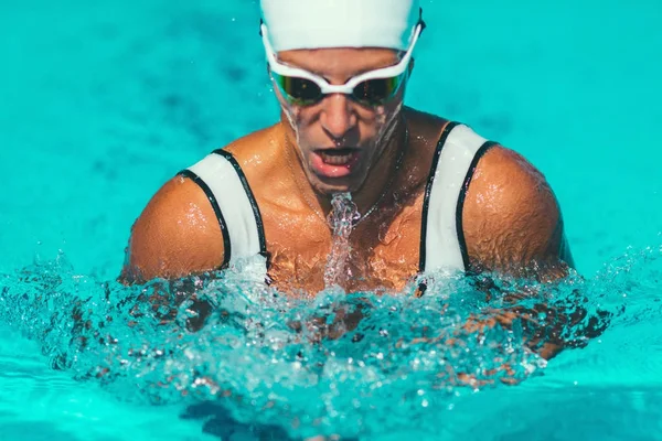 Vrouwelijke Zwemmer Training Het Zwembad Borstslag Zwemmen Stijl — Stockfoto