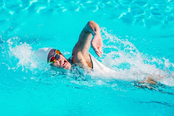 Kvindelig Svømmer Træning Swimmingpoolen - Stock-foto