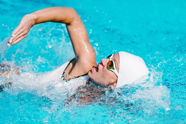 Γυναίκα Κολυμβήτρια Προπόνηση Στην Πισίνα Μπροστά Σέρνομαι Στυλ Κολύμβησης — Φωτογραφία Αρχείου