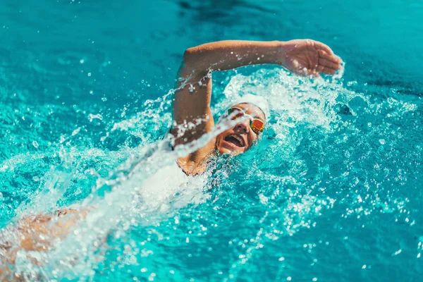 Nadadora Entrenando Piscina Estilo Natación Arrastre Frontal — Foto de Stock