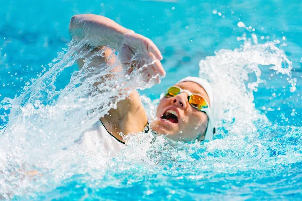 Kvindelig Svømmer Træning Swimmingpoolen Front Crawl Svømning Stil - Stock-foto