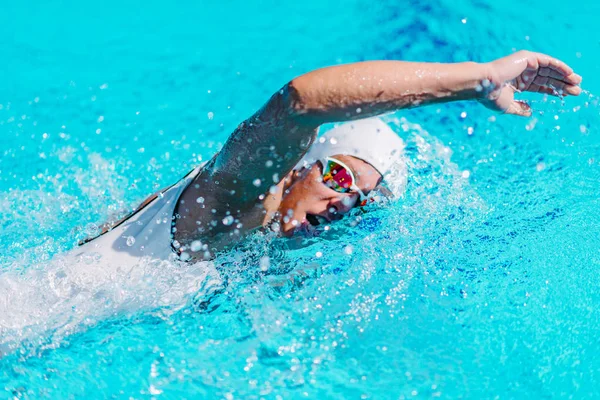 Женщина Пловец Тренировке Бассейне Передний Стиль Плавания — стоковое фото