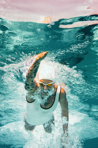 Schwimmerin Mit Tätowierungen Unterwasseraufnahmen — Stockfoto