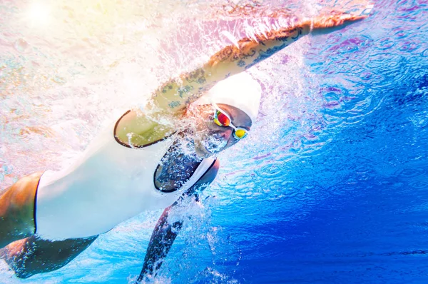 Schwimmerin Mit Tätowierungen Unterwasseraufnahmen — Stockfoto