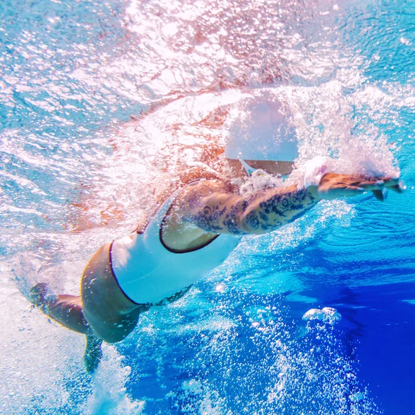 Жінка Плаває Татуюваннями Підводна Стрілянина — стокове фото