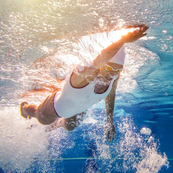 Schwimmerin Mit Tätowierungen Unterwasseraufnahmen — Stockfoto