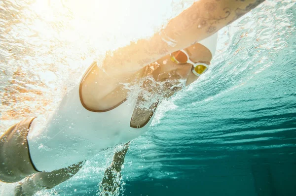 Zwemster Met Tatoeages Onderwater Schieten — Stockfoto