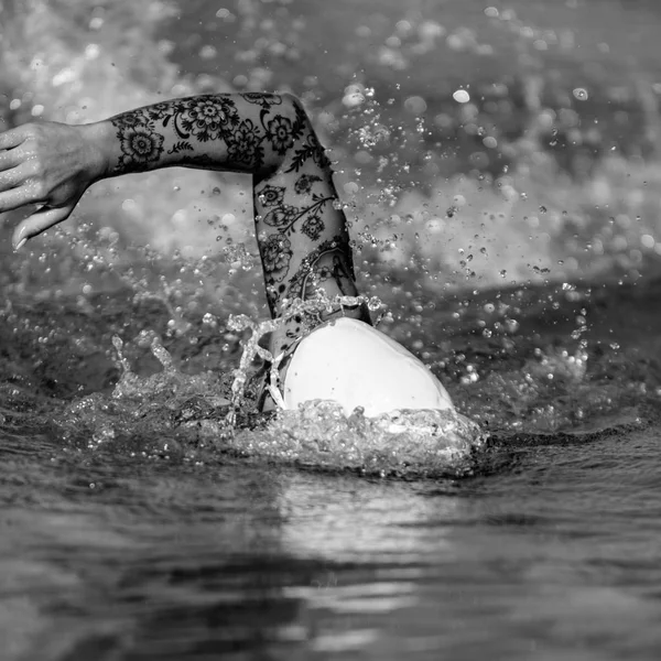 Vrouwelijke Borstcrawl Zwemmer Met Tatoeages Tijdens Training — Stockfoto