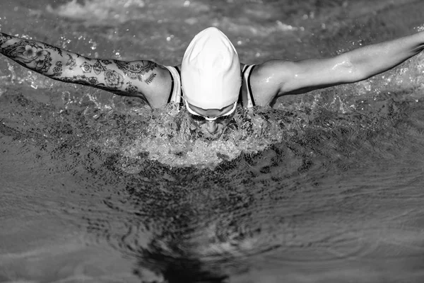 Eğitim Kelebek Yüzme Dövmeli Kadın Yüzücü — Stok fotoğraf