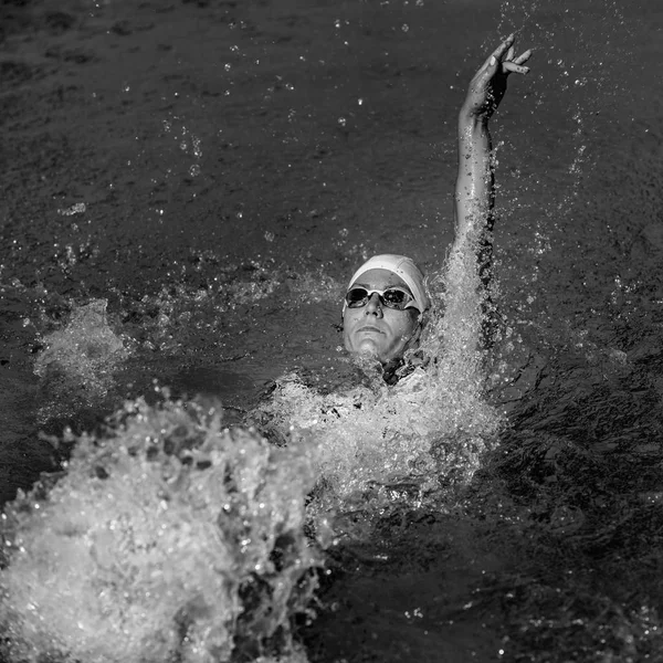 Erkek Dövmeli Eğitim Sırtüstü Yüzme — Stok fotoğraf