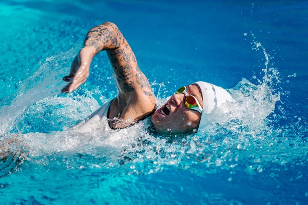 Vrouwelijke Borstcrawl Zwemmer Met Tatoeages Tijdens Training — Stockfoto