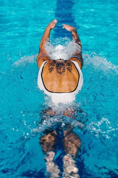 Nuotatrice Femminile Con Tatuaggi Che Nuota Farfalla Allenamento — Foto Stock